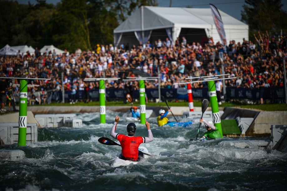 Paris crowd kayak cross 2023
