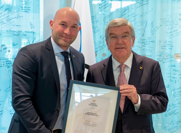 Rauhe signs Olympians Wall and receives certificate from Bach | ICF ...
