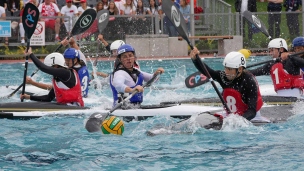 france against poland women reaching for ball with paddle icf canoe polo world games 2017