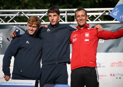 Titouan Castryck beat Anatole Delassus to the overall World Cup title Titouan Castryck overall world cup series Augsburg 2025 podium kayak slalom