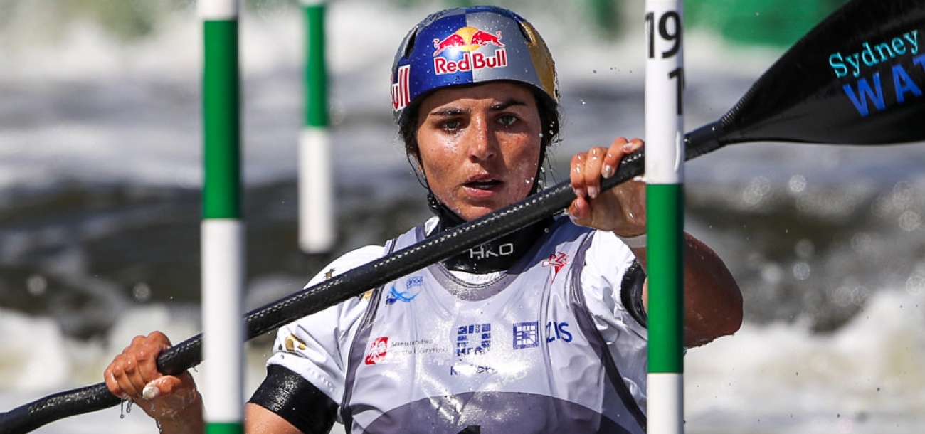 Australia Jess Fox crowd Krakow 2022