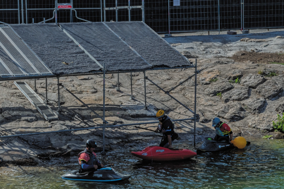 Swiss and Japanese athletes and coaches took part in camp canoe freestyle Millau 2026