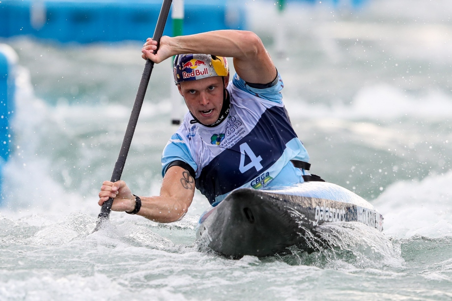 british teen stuns world's best in canoe semis icf