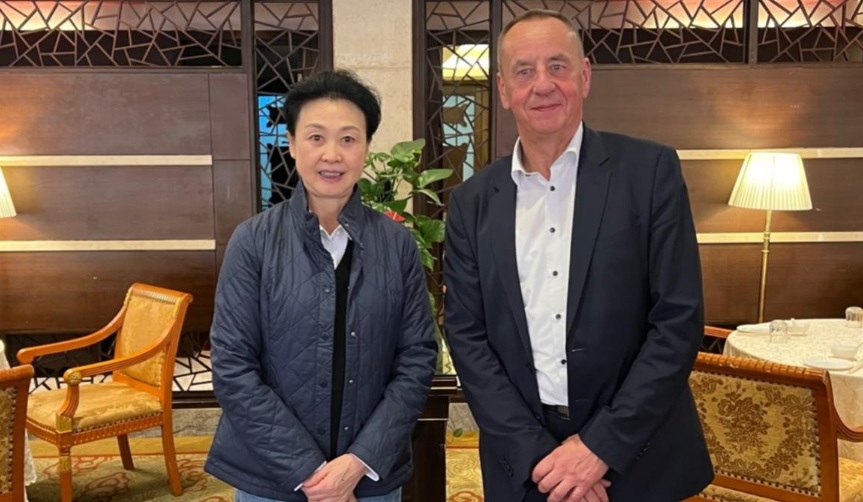 IOC Executive Board Member Li Lingwei with Thomas Konietzko Li Lingwei Thomas Konietzko 2025