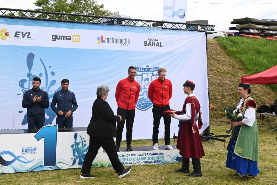 Manuela Gawehn hands out medals in Banja Luka Manuela Gawehn Medal Ceremoy