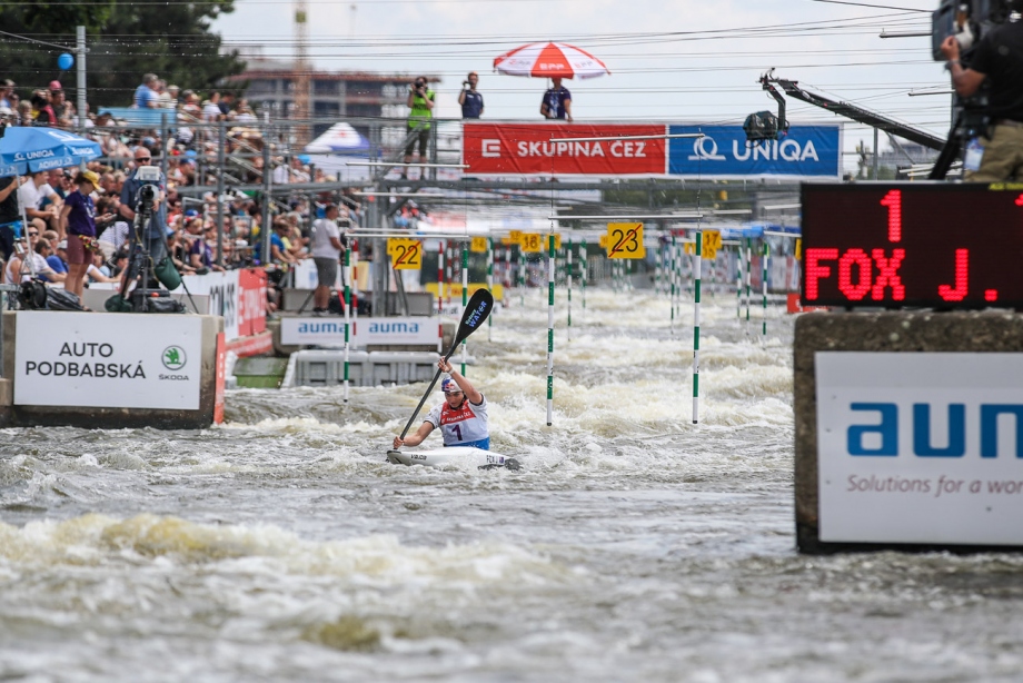 Australia Jess Fox crowd Prague 2022